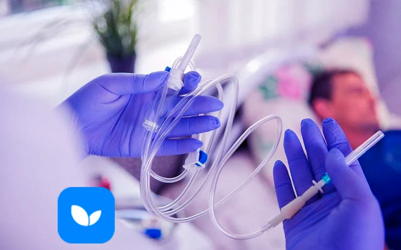 Врач осматривает пациента